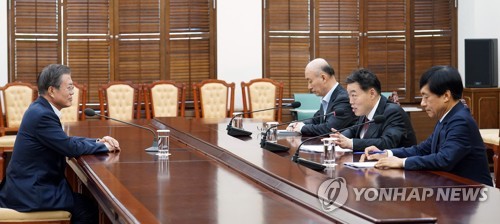 서울중앙지검장에 이성윤 법무부 검찰국장(서울=연합뉴스) 법무부는 8일 검찰인사위원회를 열고 대검검사급(검사장) 간부 32명의 승진·전보 인사를 오는 13일자로 단행했다. 서울중앙지검장에는 이성윤 법무부 검찰국장이 임명됐다. 사진은 지난해 10월 16일 김오수 법무부 차관(오른쪽 두 번째)과 이성윤 검찰국장(오른쪽)이 청와대 여민관 소회의실에서 문재인 대통령에게 현안 보고를 하고 있는 모습. 2020.1.8 [청와대 제공·자료사진ㆍ재판매 및 DB 금지] photo@yna.co.kr