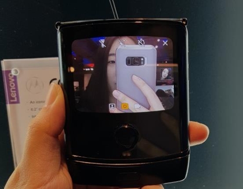 모토로라 레이저폰으로 찍은 셀피[촬영 채새롬]