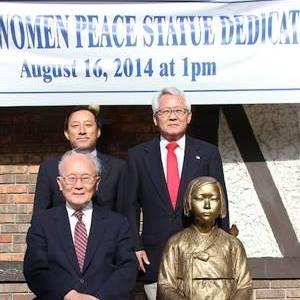 평화의 소녀상 건립 제막식때 모습왼쪽 앞이 고 김득렬 목사. [미시간 코리안타임즈 제공]