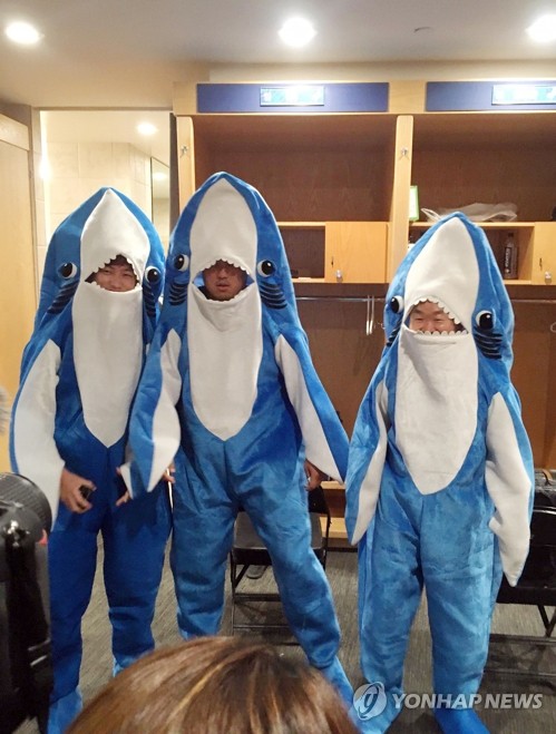 코스튬 파티에서 아기상어로 변신한 류현진과 김용일 트레이닝 코치토론토 블루제이스 류현진(가운)이 로스앤젤레스 다저스 소속 시절이던 지난해 9월 27일(한국시간) 다저스 클럽하우스에서 '아기상어' 캐릭터 옷을 입고 율동하고 있다. 오른쪽은 김용일 트레이너, 왼쪽은 이종민 통역. [다저스 구단 공식 트위터 캡처. 재판매 및 DB 금지] photo@yna.co.kr