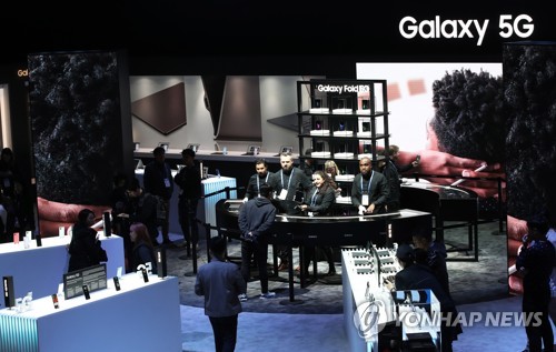 '갤럭시 5G의 세계'(라스베가스=연합뉴스) 한종찬 기자 = 국제가전전시회 'CES 2020' 개막을 하루 앞둔 6일 오후(현지시간) 미국 네바다주 라스베이거스 컨벤션센터에서 열린 삼성전자 사전 부스 투어에서 5G 갤럭시 라인업이 전시되어 있다. 2020.1.7 saba@yna.co.kr