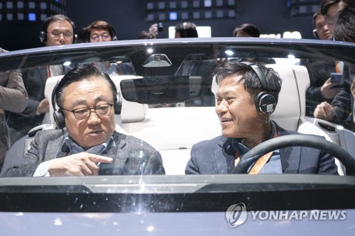 차량용 콕핏 서비스 체험하는 박정호 사장-고동진 사장(서울=연합뉴스) 박정호 SK텔레콤 사장(오른쪽)과 고동진 삼성전자 사장이 7일(현지시간) 미국 라스베이거스 컨벤션센터에서 열린 'CES 2020' 삼성전자 부스에서 차량용 콕핏(Cockpit)에 탑승해 서비스를 체험하고 있다. 2020.1.8 
    [SK텔레콤 제공. 재판매 및 DB 금지] photo@yna.co.kr