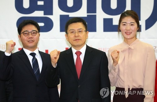 탈북 인권운동가 지성호·체육계 미투1호 김은희, 한국당에(서울=연합뉴스) 진성철 기자 = 자유한국당 황교안 대표가 8일 국회 의원회관에서 제21대 총선을 앞두고 영입한 탈북민 출신 인권운동가 지성호 씨와 체육계 미투 1호인 김은희 씨와 함께 기념촬영 하고 있다. 2020.1.8 zjin@yna.co.kr