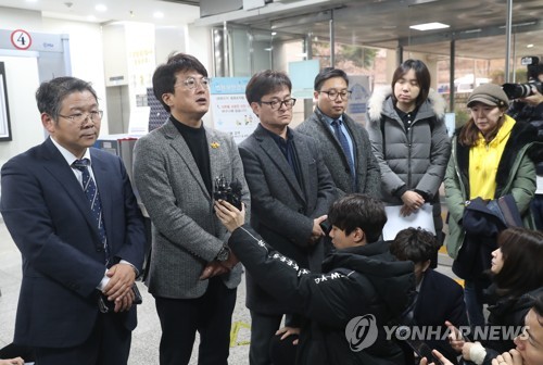 입장 말하는 장훈 세월호참사 가족협의회 운영위원장(서울=연합뉴스) 신준희 기자 = 지난 2014년 세월호 참사 당시 충분한 초동 조치를 하지 않아 많은 승객을 숨지게 한 혐의를 받는 김석균 전 해양경찰청장 등 해경 지휘부가 구속 전 피의자 심문(영장실질심사)을 받고 있는 지난 8일 서초동 서울중앙지법 법정에서 의견을 제시하고 나온 장훈 4·16세월호참사 가족협의회 운영위원장(왼쪽 두번째) 등이 브리핑을 하고 있는 모습. 2020.1.8 hama@yna.co.kr