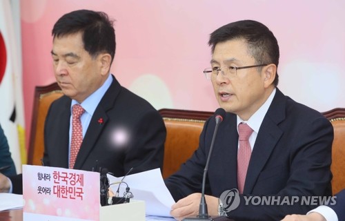 최고위 발언하는 황교안(서울=연합뉴스) 진성철 기자 = 자유한국당 황교안 대표가 9일 국회에서 열린 최고위원회의에서 발언하고 있다.  zjin@yna.co.kr