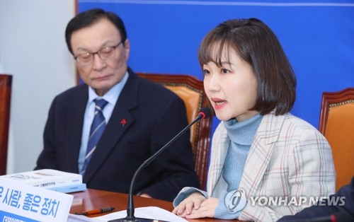 발언하는 '인재영입 6호' 홍정민(서울=연합뉴스) 진성철 기자 = 9일 국회에서 열린 더불어민주당 인재영입 6호 기자회견에서 홍정민 대표가 발언하고 있다.
    홍 대표는 경력단절을 극복하고 리걸테크 '로스토리 주식회사'를 설립해 운영하고 있으며 그 외에도 '로스토리 법률사무소'를 설립해 서울시 마을변호사로서 무료 법률상담과 함께 안양시 인사위원회 위원, 학교폭력위원회 자치위원으로도 활동하고 있다. zjin@yna.co.kr