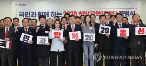 한국당 2020 총선 국민승리 공약개발단 출범식(서울=연합뉴스) 하사헌 기자 = 9일 오전 서울 여의도 국회 의원회관에서 열린 한국당 2020 총선 국민승리 공약개발단 출범식에서 황교안 대표와 공약개발단원들이 기념촬영 하고 있다. 2020.1.9 toadboy@yna.co.kr