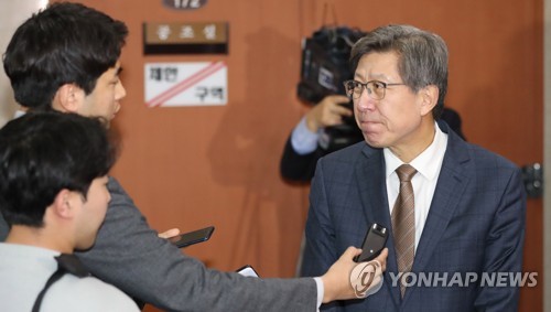 질문 듣는 박형준 혁신통합추진위 위원장(서울=연합뉴스) 하사헌 기자 = 보수·중도진영에 속한 정당·시민단체들이 구성하기로 한 '혁신통합추진위원회'의 위원장을 맡게 된 박형준 정치플랫폼 '자유와공화' 공동의장이 9일 오후 국회 정론관에서 기자회견을 마치고 기자들의 질문을 듣고 있다.  2020.1.9 toadboy@yna.co.kr