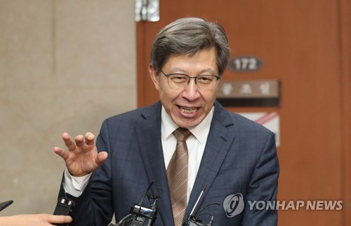 답변하는 박형준 혁신통합추진위 위원장(서울=연합뉴스) 하사헌 기자 = 보수·중도진영에 속한 정당·시민단체들이 구성하기로 한 '혁신통합추진위원회'의 위원장을 맡게 된 박형준 정치플랫폼 '자유와공화' 공동의장이 9일 오후 국회 정론관에서 기자회견을 마치고 기자들의 질문에 답변하고 있다.  2020.1.9 toadboy@yna.co.kr