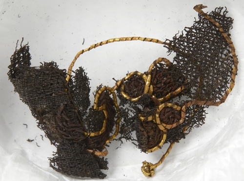 미륵사지 석탑에서 나온 비단과 금실[국립익산박물관 제공]