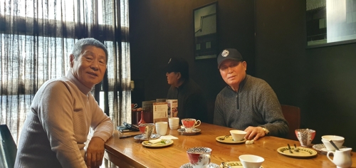 김성근 소프트뱅크 코치고문과 김인식 KBO 총재고문(서울=연합뉴스) 김성근(왼쪽) 소프트뱅크 코치고문과 김인식 KBO 총재고문이 9일 서울시 강남구 청담동의 한 음식점에서 연합뉴스와 인터뷰하고 있다.