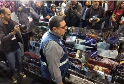 지난해 9월 리우 시 직원과 경찰이 도서 비엔날레를 기습 단속하고 있다. [브라질 뉴스포털 UOL]