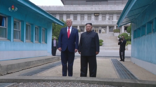 북한 기록영화가 소개한 판문점 북미정상회동(서울=연합뉴스) 북한 조선중앙TV는 10일 '자주의 기치, 자력부강의 진로 따라 전진해온 승리의 해' 제목의 새 기록영화를 방영하고 김정은 국무위원장의 2019년 행적을 돌아봤다. 2019년 6월 30일 판문점에서 만난 김 위원장과 도널드 트럼프 미국 대통령. 조선중앙TV 화면 캡처. 2020.1.10