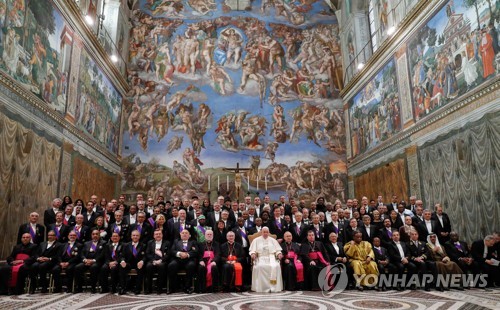 바티칸 주재 외교단과 기념사진을 찍는 프란치스코 교황. [AFP=연합뉴스]
