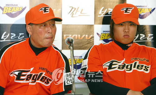 한화 이글스 시절의 김인식 전 감독(왼쪽)과 류현진[연합뉴스 자료사진]