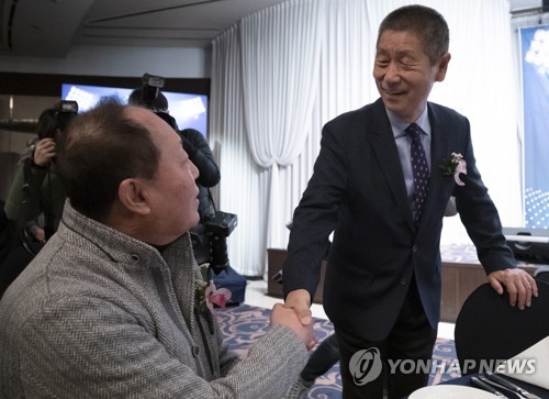 악수하는 김성근, 김인식 전 감독2018년 12월 7일 오전 서울 리베라호텔에서 열린 2018 유디아 글로벌 일구상 시상식에서 김성근(오른쪽) 전 감독과 김인식 전 국가대표 감독이 악수하고 있다. [연합뉴스 자료사진]