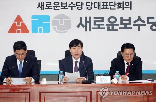 발언하는 하태경 책임대표(서울=연합뉴스) 하사헌 기자 = 새로운보수당 하태경 책임대표(가운데)가 10일 오전 서울 여의도 국회 의원회관에서 열린 당 대표단 회의에서 발언하고 있다.  toadboy@yna.co.kr