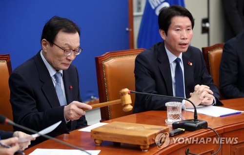 의사봉 두드리는 이해찬(서울=연합뉴스) 김인철 기자 = 더불어민주당 이해찬 대표가 10일 국회에서 열린 최고위원회의에서 의사봉을 두드리고 있다. yatoya@yna.co.kr