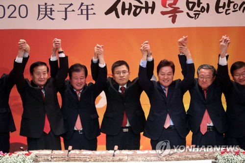 자유한국당 경남도당 신년인사회(창원=연합뉴스) 김동민 기자 = 황교안 자유한국당 대표와 참석자들이 10일 오전 경남 창원시 의창구 창원대학교 종합교육관에서 열린 '2020 자유한국당 경남도당 신년인사회'에 손 인사하고 있다. image@yna.co.kr