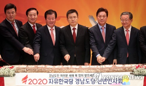 자유한국당 경남도당 신년인사회(창원=연합뉴스) 김동민 기자 = 황교안 자유한국당 대표와 참석자들이 10일 오전 경남 창원시 의창구 창원대학교 종합교육관에서 열린 '2020 자유한국당 경남도당 신년인사회'에 떡을 자르고 있다. image@yna.co.kr