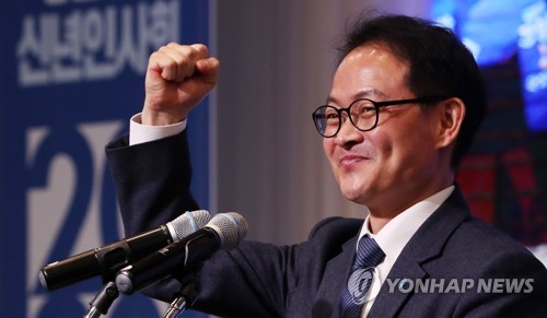 총선 필승 다짐하는 허영 도당위원장(춘천=연합뉴스) 양지웅 기자 = 더불어민주당 허영 도당위원장이 10일 오후 강원 춘천시 스카이컨벤션에서 열린 2020 민주당 강원도당 신년인사회에서 총선 필승을 외치고 있다. 2020.1.10 yangdoo@yna.co.kr