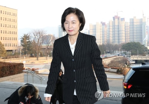 법무부 들어서는 추미애 법무부 장관(과천=연합뉴스) 박동주 기자 = 추미애 법무부 장관이 10일 오후 경기도 정부과천청사 법무부로 들어서고 있다. 2020.1.10 pdj6635@yna.co.kr