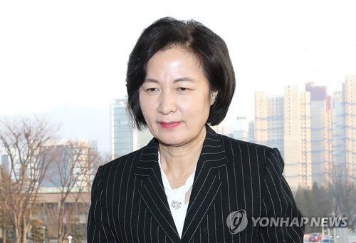 추미애 법무장관(과천=연합뉴스) 박동주 기자 = 추미애 법무부 장관이 10일 오후 경기도 정부과천청사 법무부로 들어서고 있다. 2020.1.10 pdj6635@yna.co.kr