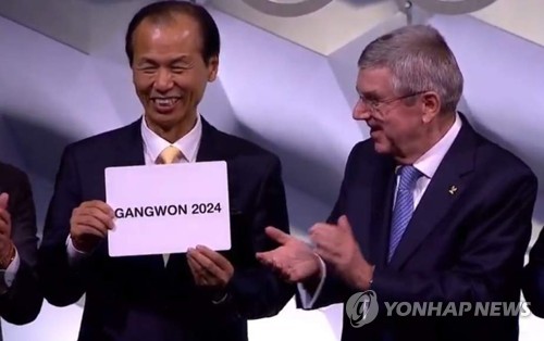 2024 동계청소년올림픽 강원도 유치 확정(춘천=연합뉴스) 국제올림픽위원회(IOC)는 10일 오후(한국시간) 스위스 로잔의 스위스테크컨벤션센터에서 총회를 열어 IOC 위원들의 투표로 강원도를 2024년 동계청소년올림픽 개최지로 확정했다. 최문순 강원도지사(왼쪽)가 동계청소년올림픽 유치에 성공한 뒤 기뻐하고 있다. 오른쪽은 토마스 바흐 IOC 위원장. 2020.1.10 [강원도 제공. 재판매 및 DB 금지] conanys@yna.co.kr