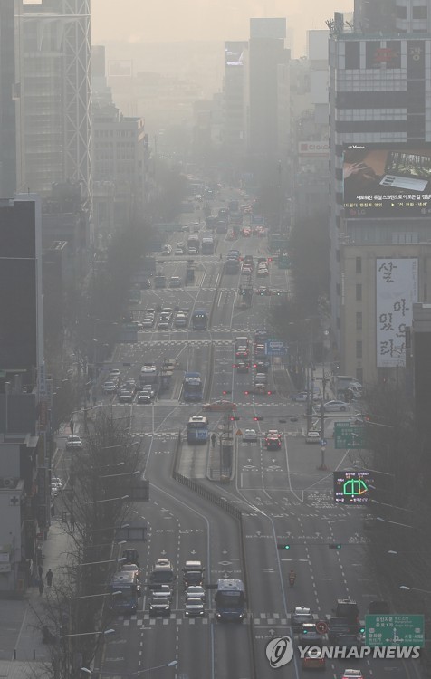 숨이 '턱' 막히는 뿌연 주말 아침(서울=연합뉴스) 김도훈 기자 = 수도권과 중부 지역 초미세먼지 농도가 나쁨을 기록한 11일 오전 서울 종로 일대가 뿌연 미세먼지에 갇혀 있다. superdoo82@yna.co.kr