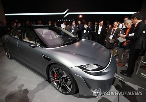 이것이 소니의 'VISION-S' 'CES 2020'가 개막한 7일(현지시간) 미국 네바다주 라스베이거스 컨벤션센터 소니 부스에 자율주행 전기차 시제품 'VISION-S'가 전시돼 있다. [연합뉴스 자료사진]
