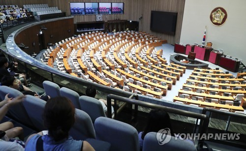 지난해 7월 임시국회 회기가 시작된 29일 오후 국회를 찾은 시민들이 텅빈 본회의장을 관람하고 있다. [연합뉴스 자료사진]