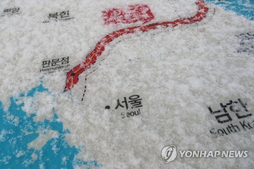 지난 3일 경기도 파주시 임진각에서 판문점과 비무장지대(DMZ)를 표시한 지도에 눈이 쌓여 있다. 
[연합뉴스 자료사진]