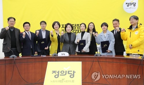 기념촬영 하는 정의당 총선기획단정의당 심상정 대표, 이정미 총선기획단장과 기획위원들이 2019년 12월 4일 오전 서울 여의도 국회에서 열린 총선기획단 발족식에 입장하며 참석자들과 기념촬영을 하고 있다.[연합뉴스 자료사진]