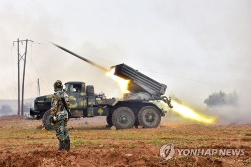 반군 겨냥 포격하는 시리아 정부군(다마스쿠스 AFP=연합뉴스) 시리아 정부군이 2일(현지시간) 북서부 이들립 주 마아렛 알누만 외곽에서 반군 지역을 향해 포격을 가하고 있다. 시리아 정부군과 러시아 동맹군이 시리아 반군의 마지막 거점인 이들립에 대한 공격을 강화하면서 지난 2주 동안 23만5천명 이상의 주민이 피란에 나섰다고 유엔이 밝혔다. leekm@yna.co.kr