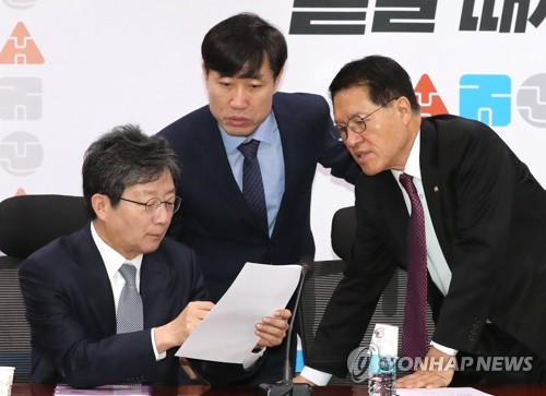 자료 살피는 하태경-유승민-정운천새로운보수당 하태경 책임대표(가운데)와 유승민 보수재건위원장, 정운천 정책위의장이 지난 1월 7일 오전 서울 여의도 국회 의원회관에서 열린 당 대표단 회의에 참석해 자료를 살피고 있다. [연합뉴스 자료사진]