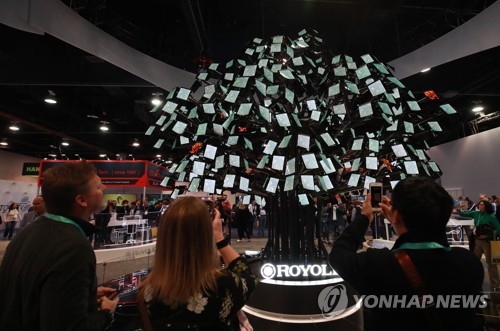 눈길 끄는 로욜트리(라스베이거스=연합뉴스) 한종찬 기자 = 세계 최대 가전·정보기술(IT) 전시회 'CES(Consumer Electronics Show) 2020'가 개막한 7일(현지시간) 미국 네바다주 라스베이거스 컨벤션센터 로욜(Royole) 부스에서 로욜트리가 눈길을 끌고 있다. 2020.1.8 saba@yna.co.kr