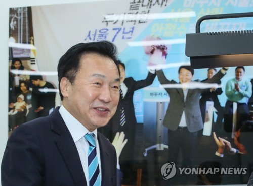 인사나누는 손학규바른미래당 손학규 대표가 1월 10일 국회에서 열린 최고위원회의 및 확대간부회의에서 참석자들과 인사하기 위해 이동하고 있다. 벽에 안철수 전 의원과 함께한 사진이 걸려있다.[연합뉴스 자료사진]