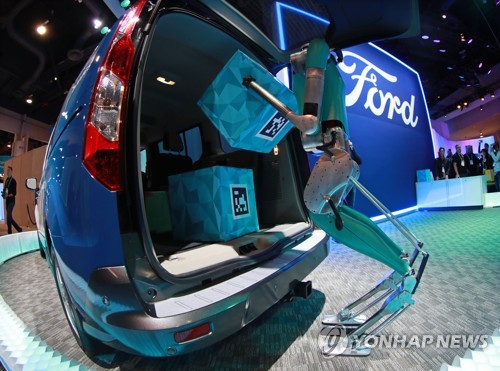 '배송은 로봇에게''CES 2020' 포드 부스에서 관람객들이 두 발로 걷는 배송 로봇 '디지트'를 살피고 있다. [연합뉴스 자료사진]