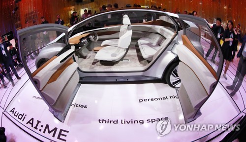 사람과 교감하는 자동차'CES 2020'의 아우디 부스에서 관람객들이 탑승자와 교감할 수 있는 쇼카 'AI:ME'를 살피고 있다. [연합뉴스 자료사진]
