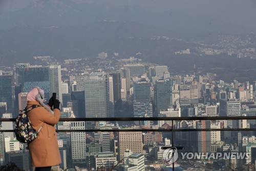 비상저감조치 시행 중인 서울(서울=연합뉴스) 강민지 기자 = 서울, 인천, 경기, 충북 등에 미세먼지 비상저감조치가 발령된 12일 오전 서울 남산 전망대에서 관광객이 도심을 내려다보고 있다. 2020.1.12 mjkang@yna.co.kr