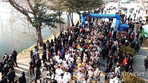 '이한 치한' 제천 의림지 알몸마라톤 대회 개최[제천시 제공. 재판매 및 DB 금지]