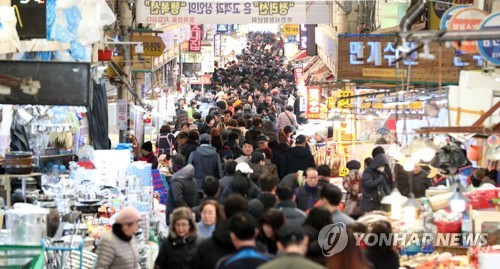 대목 맞아 활기찬 전통시장(부산=연합뉴스) 손형주 기자 = 12일 부산 부산진구 부전시장이 제수용품을 구입하는 시민들로 붐비고 있다. 2020.1.12 handbrother@yna.co.kr