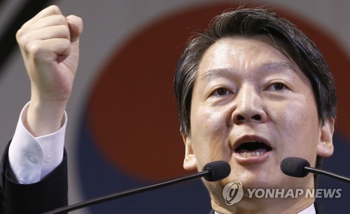 안철수 정계 복귀 선언 "돌아가 정치 어떻게 바꿀지 상의"(서울=연합뉴스) 바른미래당 안철수 전 의원이 1년여간의 해외 체류를 마무리하고 국내 정계로 복귀하겠다고 2일 시사했다. 안 전 의원은 오전 페이스북에 글을 올리고 "이제 돌아가서 어떻게 정치를 바꾸어야 할지, 어떻게 대한민국이 미래로 가야 하는지에 대해 상의 드리겠다"고 밝혔다. 사진은 2016년 2월 당시 대전에서 열린 국민의당 중앙당 창당대회에서 대표로 선출된 뒤 연설하는 안 전 의원. 2020.1.2 [연합뉴스 자료사진] hkmpooh@yna.co.kr