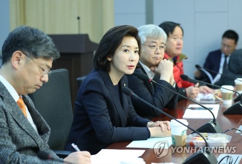 발언하는 한국당 서울시당 나경원 위원장(서울=연합뉴스) 안정원 기자 = 자유한국당 서울시당 나경원 위원장이  13일 오전 서울 여의도 국회 의원회관에서 열린 한국당 서울시당 정책토론회 '내집마련 꿈 걷어찬 문정부 부동산대책, 진단과 과제'에 참석, 발언하고 있다.2020.1.13 jeong@yna.co.kr