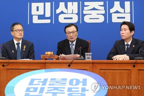 발언하는 민주당 이해찬 대표(서울=연합뉴스) 안정원 기자 = 더불어민주당 이해찬 대표가 13일 오전 서울 여의도 국회에서 열린 최고위원회의에서 발언하고 있다.jeong@yna.co.kr