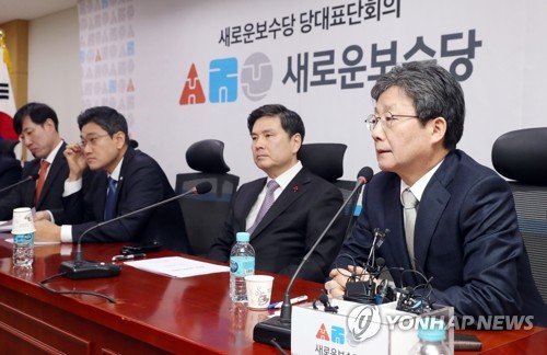 발언하는 유승민(서울=연합뉴스) 하사헌 기자 = 새로운보수당 유승민 보수재건위원장(오른쪽)이 13일 오전 서울 여의도 국회에서 열린 당대표단 회의에서 발언하고 있다. toadboy@yna.co.kr