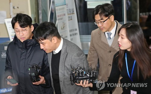 승리, 구속 전 피의자 심문 출석(서울=연합뉴스) 류영석 기자 = 10억원대 해외 원정도박과 성매매 알선 혐의 등을 받는 그룹 빅뱅의 전 멤버 승리가 구속 전 피의자 심문(영장실질심사)을 받기 위해 13일 오전 서울 서초구 서울중앙지법에 출석하고 있다. 2020.1.13 ondol@yna.co.kr