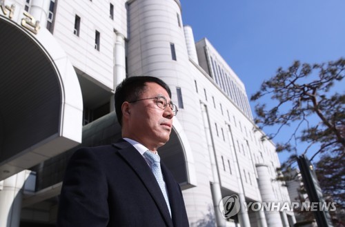 '사법농단' 기소, 유해용 1심 무죄(서울=연합뉴스) 홍해인 기자 = '사법행정권 남용 의혹'으로 기소된 유해용 전 대법원 수석재판연구관이 13일 오전 서울 서초구 서울중앙지방법원에서 열린 선고 공판을 마친 뒤 귀가하고 있다.
    서울중앙지법 형사합의28부는 이날 직권남용 권리행사방해 등 혐의로 기소된 유 전 수석에게 무죄를 선고했다.
    유 전 수석은 대법원에서 근무하던 2016년 임종헌 전 법원행정처 차장과 공모해 휘하 연구관에게 특정 재판의 경과 등을 파악하는 문건을 작성하도록 한 혐의로 기소됐다. 2020.1.13 hihong@yna.co.kr