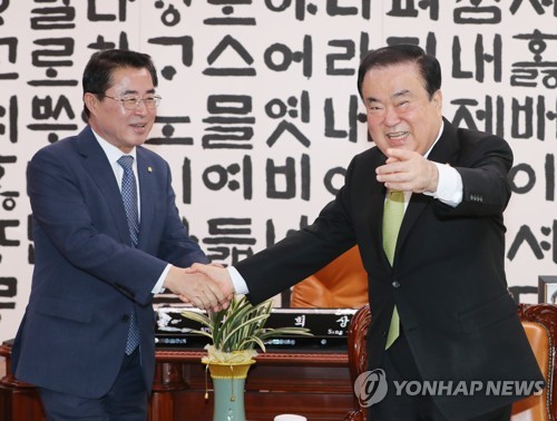 대안신당 최경환 당 대표 접견하는 문희상 국회의장(서울=연합뉴스) 안정원 기자 = 문희상 국회의장이 13일 오후 서울 여의도 국회의장실에서 대안신당 최경환 신임 당 대표를 접견하고 있다. 2020.1.13 jeong@yna.co.kr