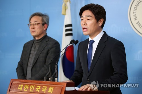 장진수, 제21대 총선 출마 선언(서울=연합뉴스) 김인철 기자 = 이명박 정부의 민간인 불법사찰 증거인멸 사건을 폭로한 장진수 전 행정안전부 장관 정책보좌관(오른쪽)이 13일 오후 국회 정론관에서 제21대 총선 더불어민주당(과천·의왕) 출마 선언 기자회견을 하고 있다. yatoya@yna.co.kr